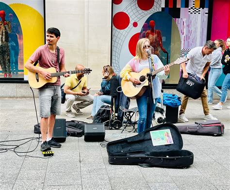 What is Busking in Music: An Insight into the Urban Street Performances